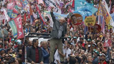 Luiz Inacio Lula da Silva, saluda a sus seguidores durante un mitin de campaña en vísperas de las elecciones presidenciales, en Sao Paulo, Brasil.
