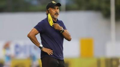 Raúl Gutiérrez, entrenador del Real España, durante el partido ante Real Sociedad. Foto Moisés Valenzuela