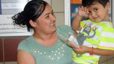 ACOMPAÑA CRÓNICA: EEUU INMIGRACIÓN - MIA24. PHOENIX (EE.UU.), 10/07/2018.- La guatemalteca Mircy Alba López posa junto a su hijo Eder Galicia, de 3 años, hoy, martes 10 de julio de 2018, en Phoenix, Arizona (Estados Unidos). López estuvo cuatro meses separada de su hijo Eder Galicia, de 3 años, y hoy volvió a reunirse con él entre la alegría del reencuentro y la pena de notar que su pequeño no la reconocía. EFE/Beatriz Limón