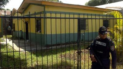El hombre fue asesinado en el patio de esta casa.