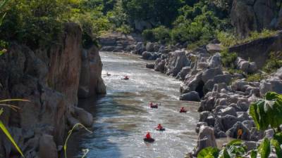 El parque acuático y club campestre El Yate ofrece a los visitantes experiencias extremas como “rivertubing”.