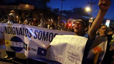 Participantes en la marcha de ayer por la tarde.