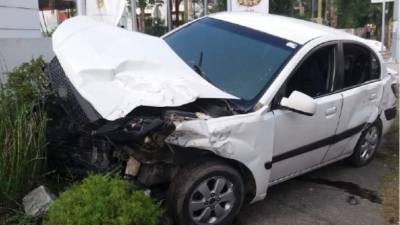 El carro en el que se transportaba la familia de la menor que perdió la vida impactó contra el muro de un restaurante de la primera calle.