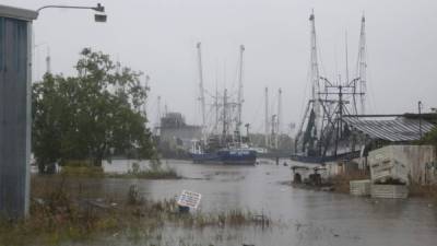 La tormenta tropical Barry sigue azotando el domingo el estado de Luisiana, en Estados Unidos, y a pesar de estar debilitándose genera advertencias de fuertes lluvias y la posibilidad de tornados.