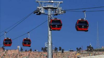 Fotografía de cabinas que hacen parte del sistema de teleféricos urbanos este 30 de mayo, en La Paz (Bolivia). EFE