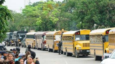 Los reclusos fueron movilizados en buses.