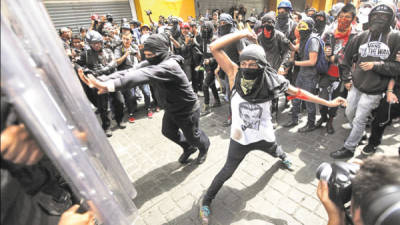 Un grupo de manifestantes se enfrenta a la policía hace unos días en Ciudadde México.