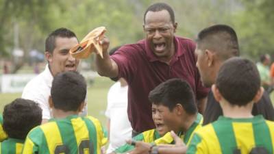 El ex defensa aurinegro Karl Antonio Roland falleció este jueves de un paro cardiorespiratorio.Sus últimos minutos los pasó con la pelota. Murió haciendo lo que le gusta, ayudar a niños a profesionalizarse en el fútbol, expiró inculcando valores humanos a los más pequeños.