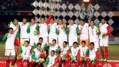 Los jugadores mexicanos posando con la medalla de oro de Veracruz 2014.