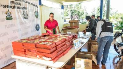 Agentes inspeccionan la pólvora decomisada en el operativo.