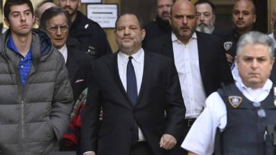 El productor Harvey Weinstein se retira de la Corte Suprema de Manhattan en Nueva York. AFP