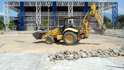 Maquinaria pesada trabaja en el complejo olímpico removiendo material que será reemplazado.