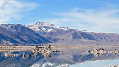 Los turistas que visitan el lago se limitan a fotografiar las formaciones.
