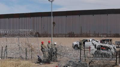 La Guardia Nacional de Texas refuerza la seguridad frente al muro en la frontera sur.