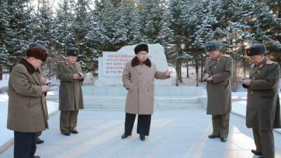 El líder norcoreano muestra respeto junto a varios de sus ministros. AFP.