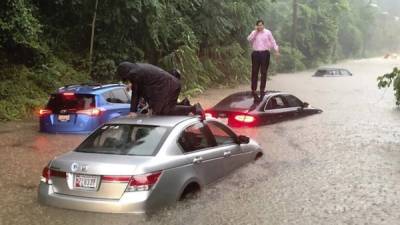 Una fuerte tormenta azotó esta mañana Washington D.C. y sus alrededores provocando históricas inundaciones en las calles de la capital estadounidense.