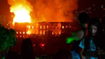 Un gigantesco incendio arrasó por completo el Museo Nacional de Río de Janeiro, el más antiguo de Brasil y que albergaba más de 20 millones de piezas que datan de diferentes periodos de la historia, entre ellos el esqueleto de 'la primera americana', animales disecados, momias y decenas de huesos de dinosaurios.