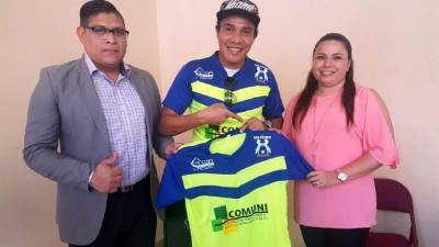 'Rambo' de León posa con la camiseta del Olancho FC.