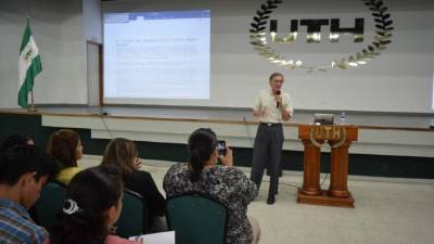 German Leitzelar en la charla.