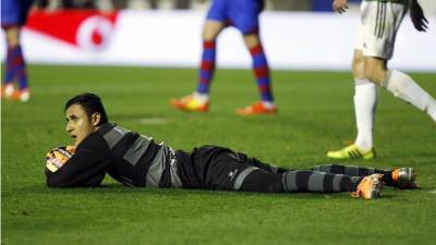 Paris Saint-Germain's Costa Rican goalkeeper Keylor Navas celebrates after saving a penalty kick during the UEFA Champions League round of 16 second leg football match between Paris Saint-Germain (PSG) and FC Barcelona at the Parc des Princes stadium in Paris, on March 10, 2021. (Photo by FRANCK FIFE / AFP)