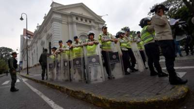 Elementos de la Policía venezolana custodiaban ayer el Palacio Legislativo en Caracas. Foto: AFP/Juan Barreto.