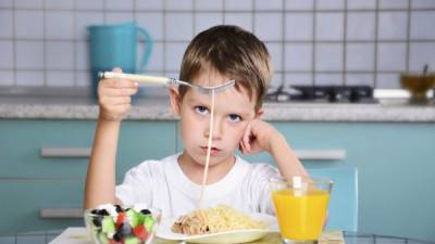 La alimentación del niño debe ser balanceada para evitar la obesidad.