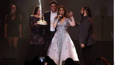 Su acto estuvo compuesto por un recorrido a través de su trayectoria musical, que contiene canciones rancheras y hasta un tema en italiano, 'Cuore de Pietra'.