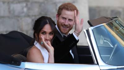 El príncipe Harry y Meghan Markle al salir de su primer recepción de boda el pasado 19 de mayo. Foto AFP.