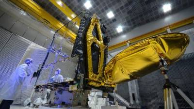 Un grupo de técnicos argentinos afinando detalles momentos previo al lanzamiento del satélite al espacio.