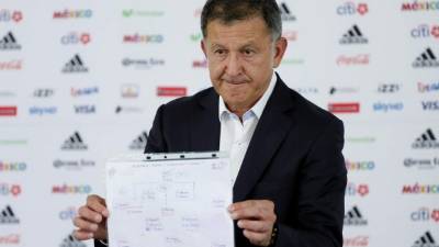 JC Osorio mientras daba a conocer la lista. FOTO EFE.