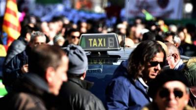 El taxista entregó la maleta a las autoridades que encontraron el dinero y un pasaporte del hombre que la olvidó.