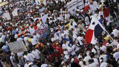 PA2006 - CIUDAD DE PANAMÁ (PANAMÁ), 09/01/18- Vista general de la concetración contra la corrupción hoy, martes 9 de enero de 2018. Los panameños protestaron hoy masivamente contra la corrupción que, dijeron, carcome al país a todos los niveles y se manifiesta en casos tan diversos como los sobornos de Odebrecht o la muerte de una infante en una sala de urgencias de un hospital público. EFE/ Arturo Wong