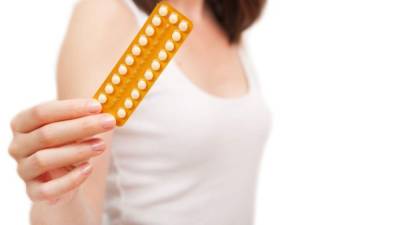 El tratamiento hormonal es usado para las mujeres menopausias.