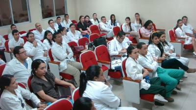 En La Ceiba, el paro de médicos comienza su tercera semana. Allí exigen pagos, medicinas y deploran el deterioro del hospital.