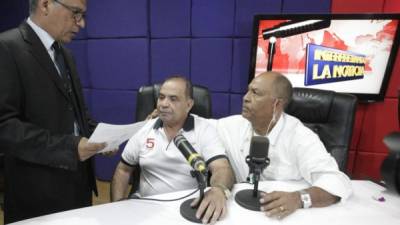El periodista hondureño David Romero fue capturado hoy por agentes Tigres en las instalaciones de Radio Globo en Tegucigalpa, de la cual es director.