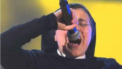 La monja Cristina Scuccia (25) volvió a cautivar al auditorio de La Voz Italia. Y esta vez impresionó al cantar el tema 'Livin on a Player' de la banda Bon Jovi.