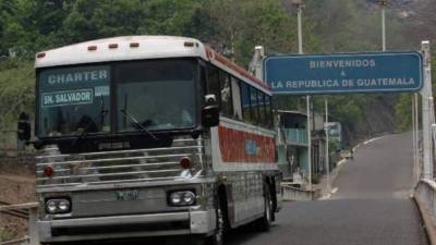 Un bus ingresa por la aduana terrestre entre El Salvador y Guatemala