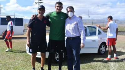 Harold Fonseca posó junto al presidente Rafa Villeda y el entrenador Pedro Troglio. Foto CD Olimpia.