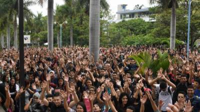 Esta imagen muestra a los jóvenes protestando en las instalaciones de Ciudad Universitaria en Tegucigalpa. / AFP / ORLANDO SIERRA