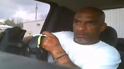 Harris trató de vender un arma a un policía encubierto de Oklahoma, instantes previos a su detención.