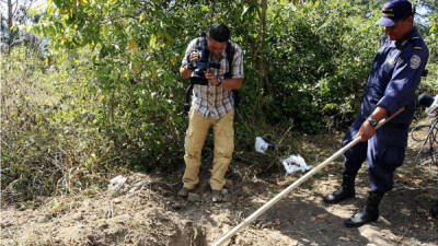 El cadáver de una empleada doméstica fue encontrado este lunes enterrado en un solar baldío en la carretera que conduce a El Hatillo, en la capital de Honduras.