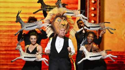 James Corden interpretado al musical de 'El Rey León'.