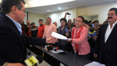 Xiomara Castro y Manuel Zelaya cuando entregaron la solicitud al TSE.