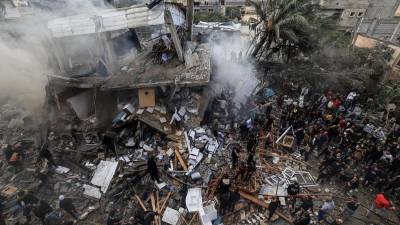 Los bombardeos israelíes continúan sobre Gaza tras dos meses de guerra.