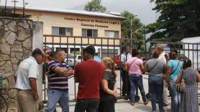 Familiares y amigos del menor Óscar Valle Domínguez y del obrero Brayan Zelaya Guifarro llegaron ayer a la morgue de la Dirección Regional de Medicina Forense a reclamar sus cuerpos.