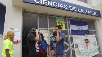 En horas de la mañana, los estudiantes liberaron el edificio de Nutrición y algunas áreas de vinculación Unah-Sociedad, pero se negaron a entregar dos facultades médicas.