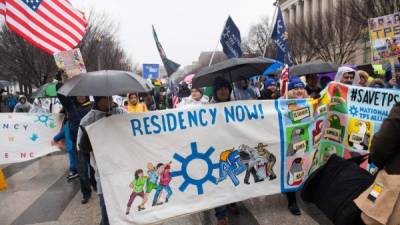 Activistas fueron registrados este martes al participar en una protesta frente a la Casa Blanca. Foto: AFP