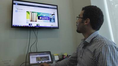Ricardo Irías muestra el sitio de compras Amazylia. Foto: Wendel Escoto.