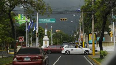 Intersección de la primera calle y 12 avenida, bulevar Morazán, están dañados los semáforos. Foto: Melvin Cubas