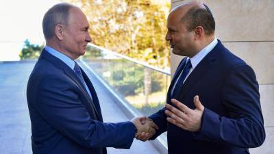 Vladimir Putin y Naftali Benet. (Foto: Yevgeny BIYATOV / Sputnik / AFP)